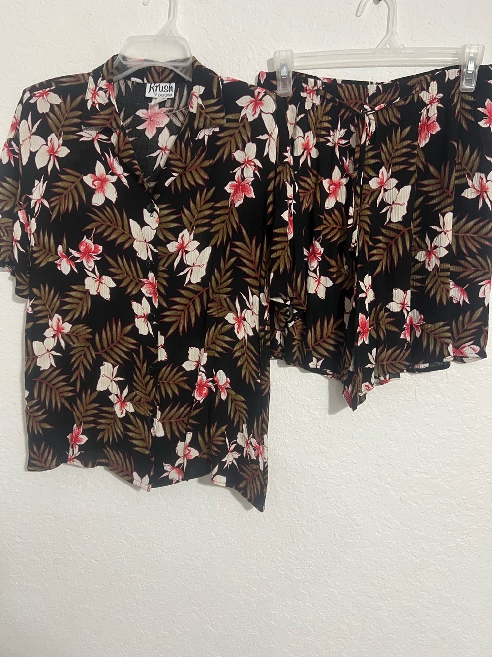 California Krush Black Floral Two Piece Short /Shirt Set Small Short Sleeve #782